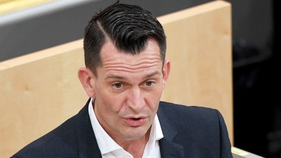 Coronavirus: Austrian parliament approves mandatory vaccination order