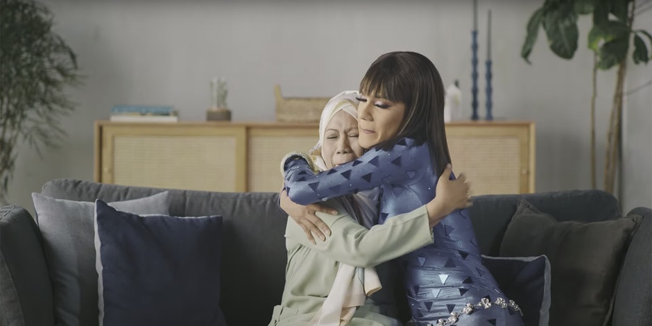 Samsung pulls ad with drag queen after backlash