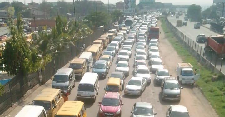 Lagos-Ibadan gridlock worsens, commuters knock govt, contractor